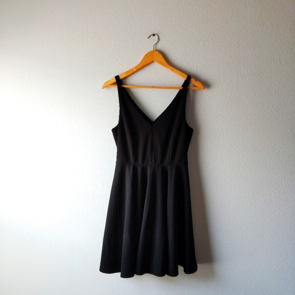 Lulus Dresses & Skirts - Lulu's Black Sleeveless Pleated Dress
